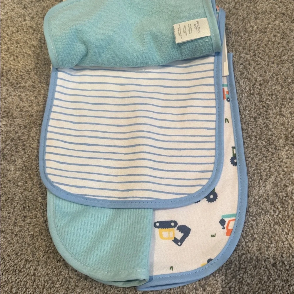 NWT Modern Baby 5 Piece Set Bibs and Burp Cloths